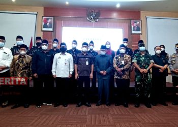 Jajaran pengurus Perwakilan BWI Jepara masa jabatan 2021-2024 bersama jajaran Pemkab dan Forkopimda Jepara. (MUS/Koran Lingkar)