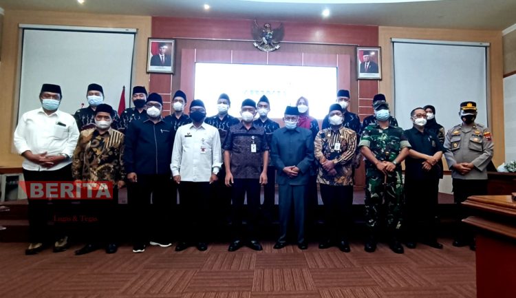 Jajaran pengurus Perwakilan BWI Jepara masa jabatan 2021-2024 bersama jajaran Pemkab dan Forkopimda Jepara. (MUS/Koran Lingkar)