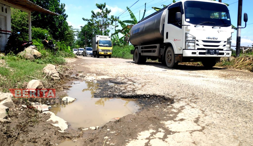 Jalan alternatif wilayah Kecamatan Sumber, Kabupaten Rembang yang mengalami kerusakan. (RTW/Koran Lingkar)