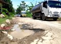 Jalan Pantura Pati-Rembang Macet Parah, Pengendara Diarahkan Lewat Jalur Alternatif 16 Jalan alternatif wilayah Kecamatan Sumber, Kabupaten Rembang yang mengalami kerusakan. (RTW/Koran Lingkar)