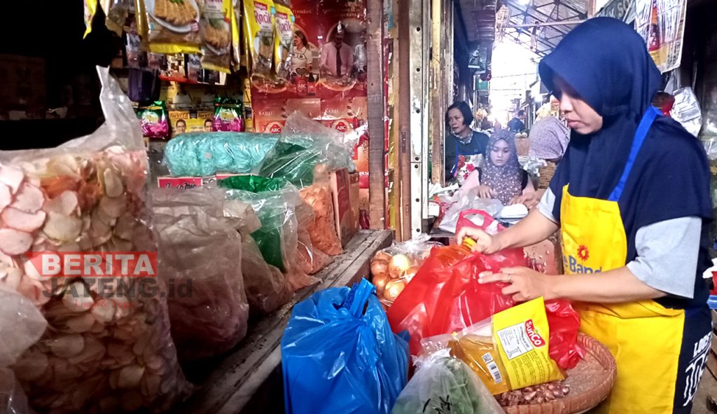 Pedagang saat berjualan komoditas pangan di Kabupaten Kudus. (AEM/Koran Lingkar)