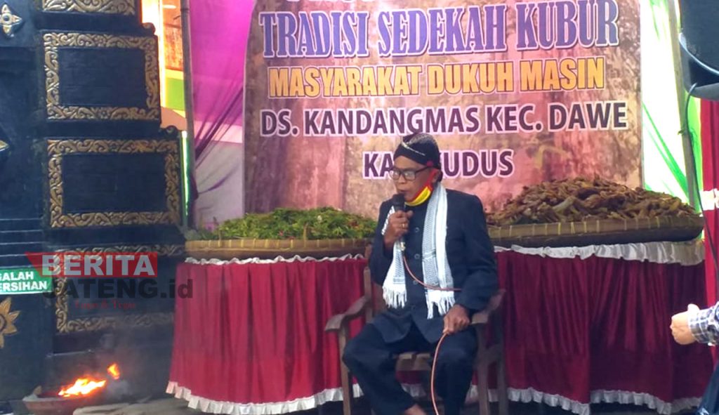 Pengurus Situs Keramat Punden Masin saat melakukan doa bersama dalam Tradisi Sewu Sempol di Desa Kandangmas, Kecamatan Jati, Kamis (24/3). (NHS/Koran Lingkar)
