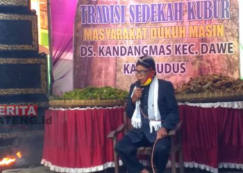 Pengurus Situs Keramat Punden Masin saat melakukan doa bersama dalam Tradisi Sewu Sempol di Desa Kandangmas, Kecamatan Jati, Kamis (24/3). (NHS/Koran Lingkar)