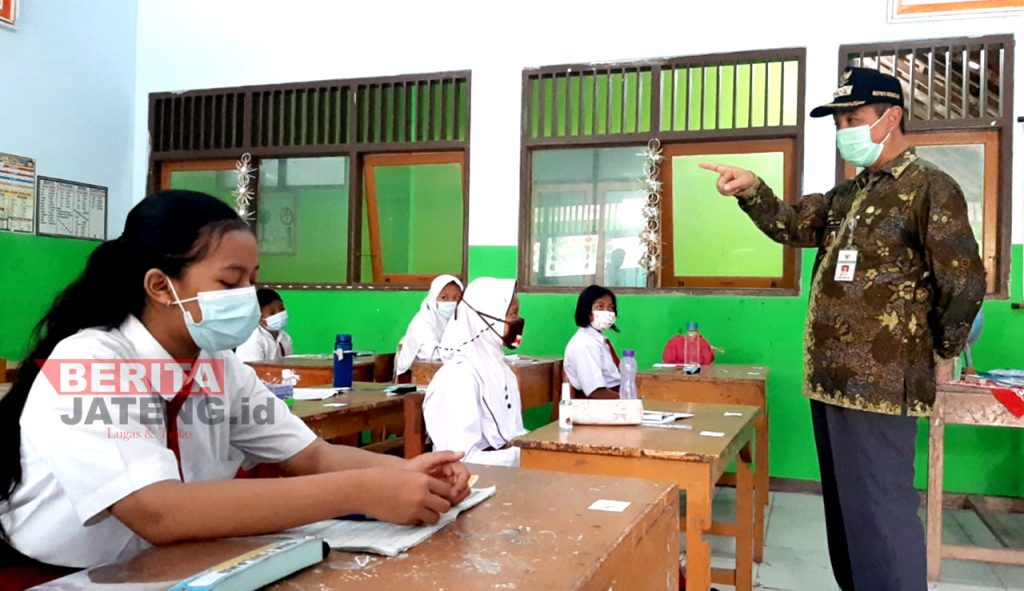 Bupati Rembang, Abdul Hafidz saat meninjau pelaksanaan PTM beberapa waktu lalu. (RTW/Koran Lingkar)