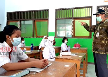 Bupati Rembang, Abdul Hafidz saat meninjau pelaksanaan PTM beberapa waktu lalu. (RTW/Koran Lingkar)