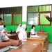 Kasus Covid-19 di Rembang Melandai, PTM Kembali Dibuka 100 Persen 8 Bupati Rembang, Abdul Hafidz saat meninjau pelaksanaan PTM beberapa waktu lalu. (RTW/Koran Lingkar)