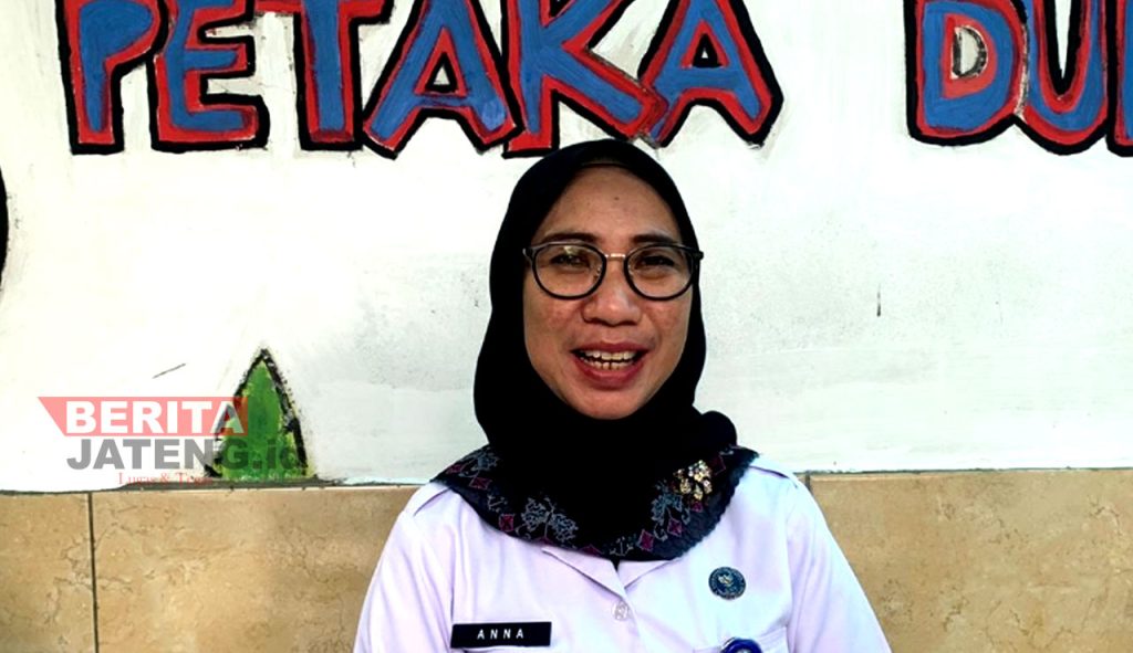 Kepala BNNK Kendal Anna Setiyowati saat menjelaskan angka kasus narkoba di Kendal naik setiap tahunnya. (UNG/Koran Lingkar)