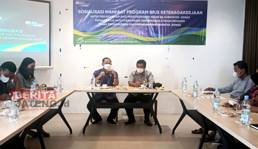 Kepala Disperindag Jepara, Eriza Rudi Yulianto dan Kepala Cabang BPJS Ketenagakerjaan Jepara, Mulyadi memberikan sosialisasi manfaat program BPJS. (MUS/Koran Lingkar)