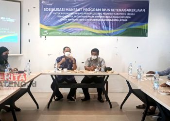 Kepala Disperindag Jepara, Eriza Rudi Yulianto dan Kepala Cabang BPJS Ketenagakerjaan Jepara, Mulyadi memberikan sosialisasi manfaat program BPJS. (MUS/Koran Lingkar)