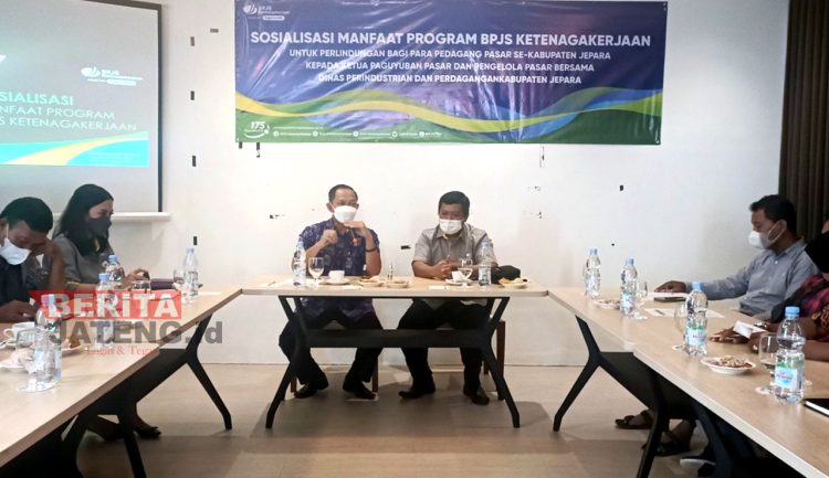 Disperindag Jepara Gelar Sosialisasi Program BPJS Ketenagakerjaan 1 Kepala Disperindag Jepara, Eriza Rudi Yulianto dan Kepala Cabang BPJS Ketenagakerjaan Jepara, Mulyadi memberikan sosialisasi manfaat program BPJS. (MUS/Koran Lingkar)