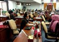 Ketua DPRD Pati Ali Badrudin Tanggapi Keluhan Dana Covid-19 16 DPRD Pati saat menyampaikan aspirasi masyarakat pada Sidang Paripurna DPRD Pati, Senin (21/3). (ARF/Beritajateng.id)