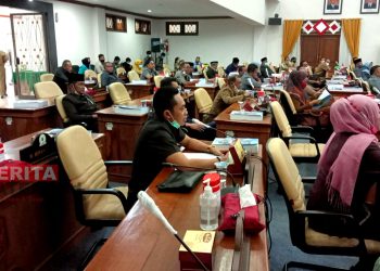 DPRD Pati saat menyampaikan aspirasi masyarakat pada Sidang Paripurna DPRD Pati, Senin (21/3). (ARF/Beritajateng.id)
