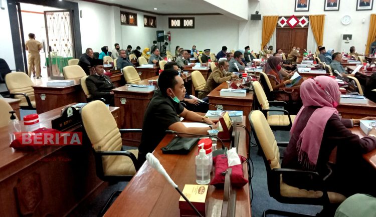 Ketua DPRD Pati Ali Badrudin Tanggapi Keluhan Dana Covid-19 1 DPRD Pati saat menyampaikan aspirasi masyarakat pada Sidang Paripurna DPRD Pati, Senin (21/3). (ARF/Beritajateng.id)