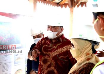 Ketua Komisi D DPRD Jawa Tengah, Alwin Basri beserta dewan melihat perkembangan proyek Jalan Tol Semarang-Demak. (Dok. DPRD Jateng)
