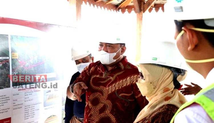 Ketua Komisi D DPRD Jawa Tengah, Alwin Basri beserta dewan melihat perkembangan proyek Jalan Tol Semarang-Demak. (Dok. DPRD Jateng)