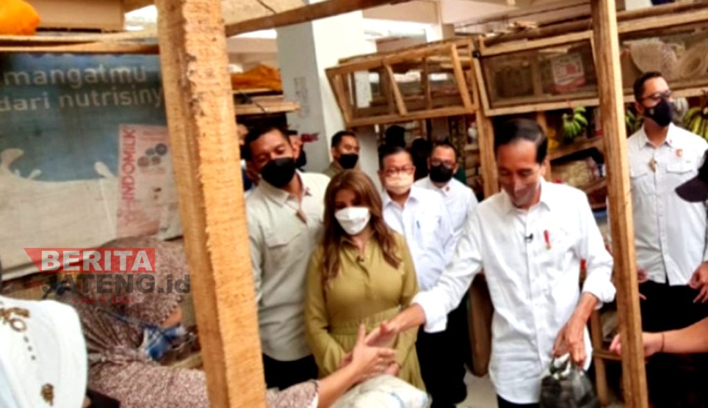 Presiden Jokowi saat meninjau Pasar Baledono, Kabupaten Purworejo, Rabu (30/3). (Istimewa)