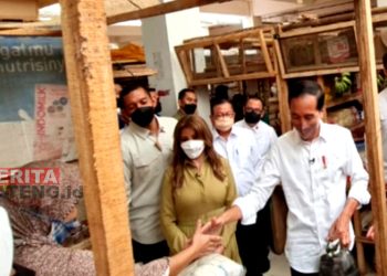 Presiden Jokowi saat meninjau Pasar Baledono, Kabupaten Purworejo, Rabu (30/3). (Istimewa)