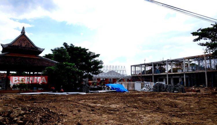 Area PKL Eyang Sambu Kecamatan Lasem Kabupaten Rembang sedang dibangun pertokoan dalam proyek Kota Pusaka Lasem. (RTW/Koran Lingkar)