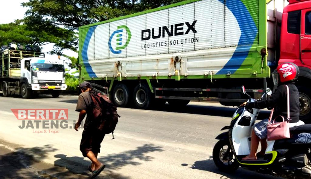 Sejumlah kendaraan berat terjebak macet di beberapa titik sekitar Jalan Pantura Pati-Rembang. (AZI/Koran Lingkar)