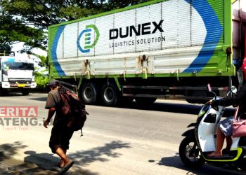 Sejumlah kendaraan berat terjebak macet di beberapa titik sekitar Jalan Pantura Pati-Rembang. (AZI/Koran Lingkar)