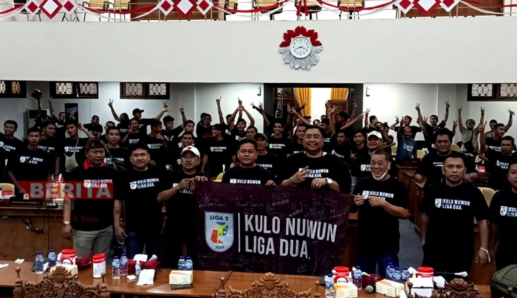 Para anggota DPRD Pati dan para manajemen Persipa merayakan keberhasilan naiknya Persipa ke Liga 2 di Gedung DPRD Pati, Minggu malam (13/3). (AZI/Koran Lingkar)