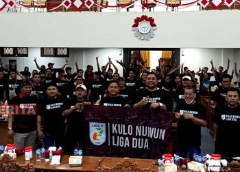 Para anggota DPRD Pati dan para manajemen Persipa merayakan keberhasilan naiknya Persipa ke Liga 2 di Gedung DPRD Pati, Minggu malam (13/3). (AZI/Koran Lingkar)