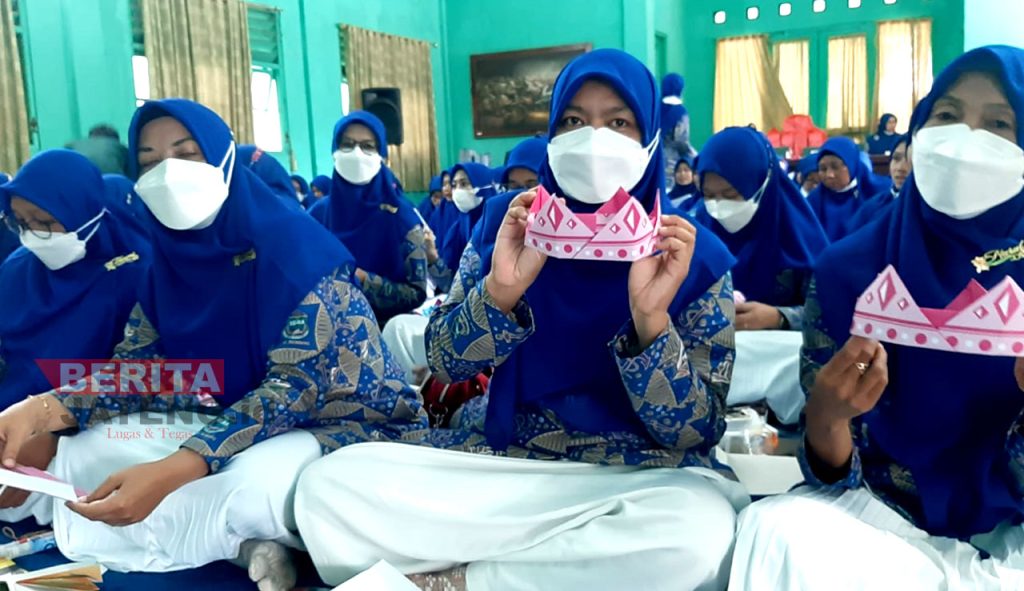 Para guru belajar membuat origami di Rumah Dinas Wakil Bupati Rembang, Kamis (10/3). (RTW/Koran Lingkar)