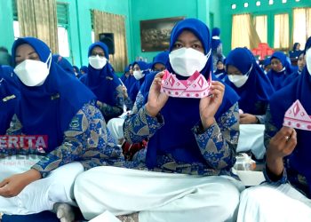 Para guru belajar membuat origami di Rumah Dinas Wakil Bupati Rembang, Kamis (10/3). (RTW/Koran Lingkar)