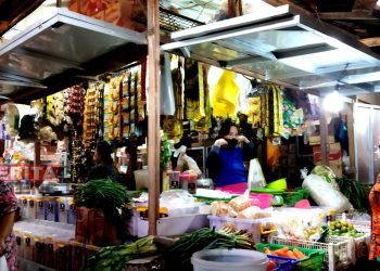 Para pedagang melakukan aktivitas jual beli di Pasar Puri, Kabupaten Pati. (AZF/Koran Lingkar)