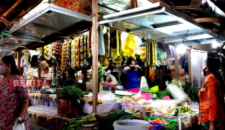 Para pedagang melakukan aktivitas jual beli di Pasar Puri, Kabupaten Pati. (AZF/Koran Lingkar)