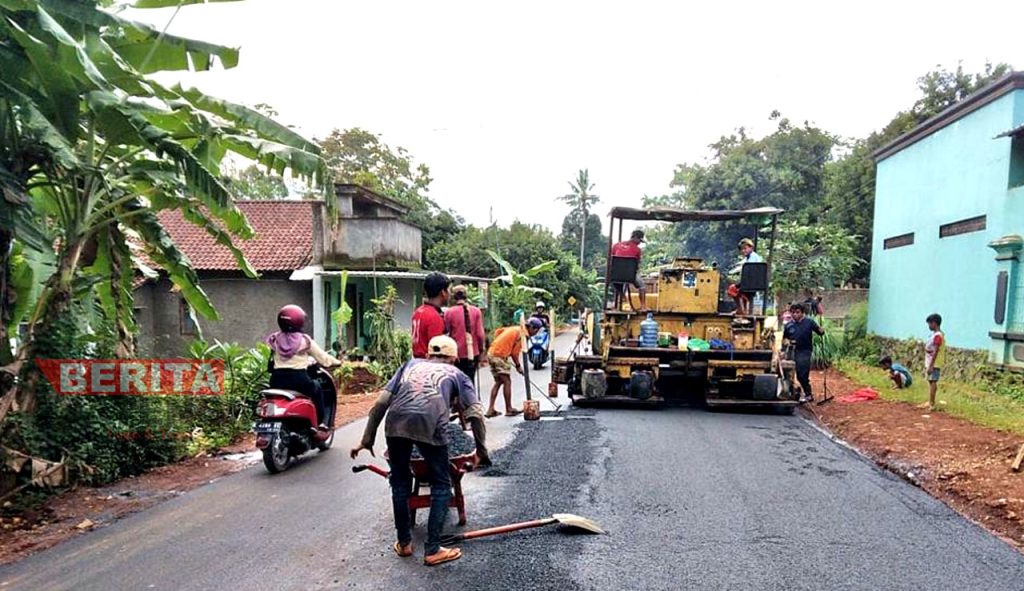 Para pekerja memperbaiki jalan di Kabupaten Jepara. (Muslichul Basid/Koran Lingkar)
