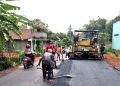 Pemkab Jepara Gencarkan Tender Konstruksi Triwulan 15 Para pekerja memperbaiki jalan di Kabupaten Jepara. (Muslichul Basid/Koran Lingkar)