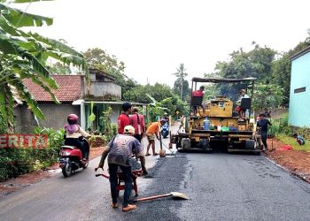 Para pekerja memperbaiki jalan di Kabupaten Jepara. (Muslichul Basid/Koran Lingkar)