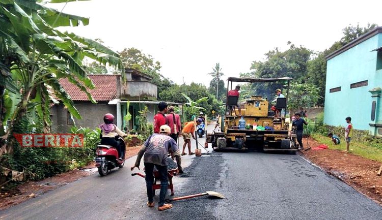 Pemkab Jepara Gencarkan Tender Konstruksi Triwulan 1 Para pekerja memperbaiki jalan di Kabupaten Jepara. (Muslichul Basid/Koran Lingkar)