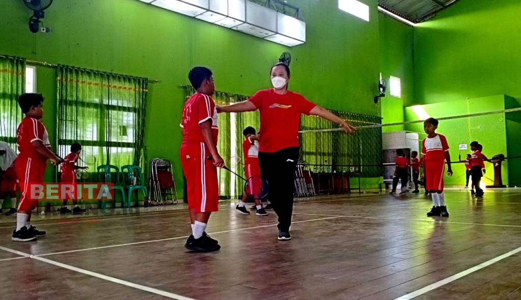 Para siswa saat berlatih badminton dalam kegiatan Coaching Clinic Seneng Minton. (AEM/Koran Lingkar)