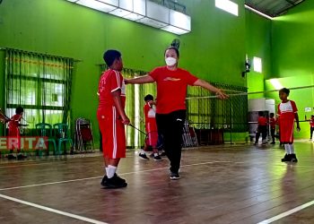 Para siswa saat berlatih badminton dalam kegiatan Coaching Clinic Seneng Minton. (AEM/Koran Lingkar)