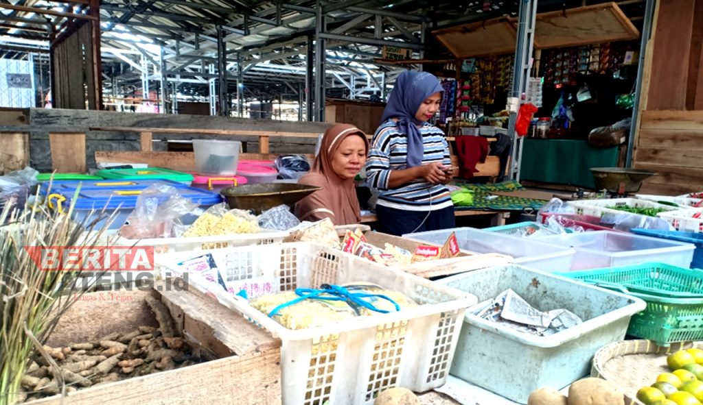Pedagang Pasar Sementara Weleri Kendal mengeluhkan sepi pembeli. (UNG/Koran Lingkar)