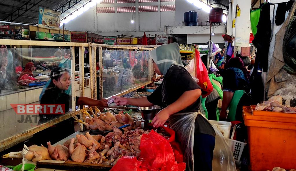 Pedagang daging ayam saat melakukan transaksi jual beli di Pasar Bitingan Kudus. (AEM/Koran Lingkar)