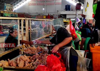 Pedagang daging ayam saat melakukan transaksi jual beli di Pasar Bitingan Kudus. (AEM/Koran Lingkar)