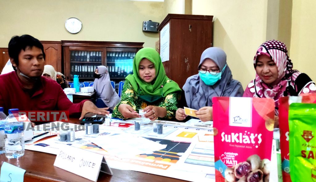 Pelaku UMKM mengikuti pelatihan Micro Business Game di aula Dindagkop UKM Rembang. (RTW/Koran Lingkar)