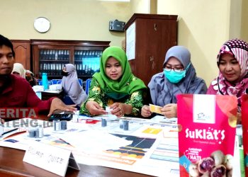 Pelaku UMKM mengikuti pelatihan Micro Business Game di aula Dindagkop UKM Rembang. (RTW/Koran Lingkar)