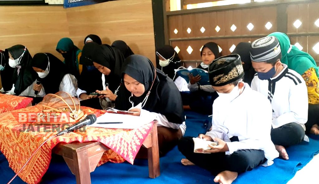 Pembacaan ayat suci AlQuran oleh Taman Pendidikan AlQuran (TPQ) Al-Huda Desa Todanan RT 02/RW 02 Kecamatan Todanan. (Istimewa)