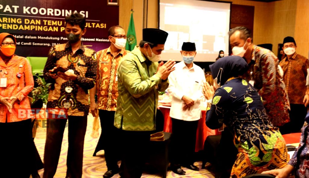 Wakil Gubernur Jawa Tengah Taj Yasin Maimoen dan Wakil Bupati Blora, Tri Yuli Setyowati, S.T, MM., saat mengikuti Rapat Koordinasi dan Public Hearing Temu Konsultasi Pendamping Proses Produk Halal (PPH) di Hotel Grand Candi Semarang, Selasa (29/03) kemarin. (Dok. Humas Blora)