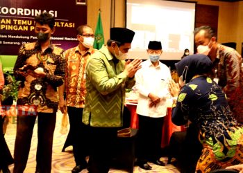 Wakil Gubernur Jawa Tengah Taj Yasin Maimoen dan Wakil Bupati Blora, Tri Yuli Setyowati, S.T, MM., saat mengikuti Rapat Koordinasi dan Public Hearing Temu Konsultasi Pendamping Proses Produk Halal (PPH) di Hotel Grand Candi Semarang, Selasa (29/03) kemarin. (Dok. Humas Blora)