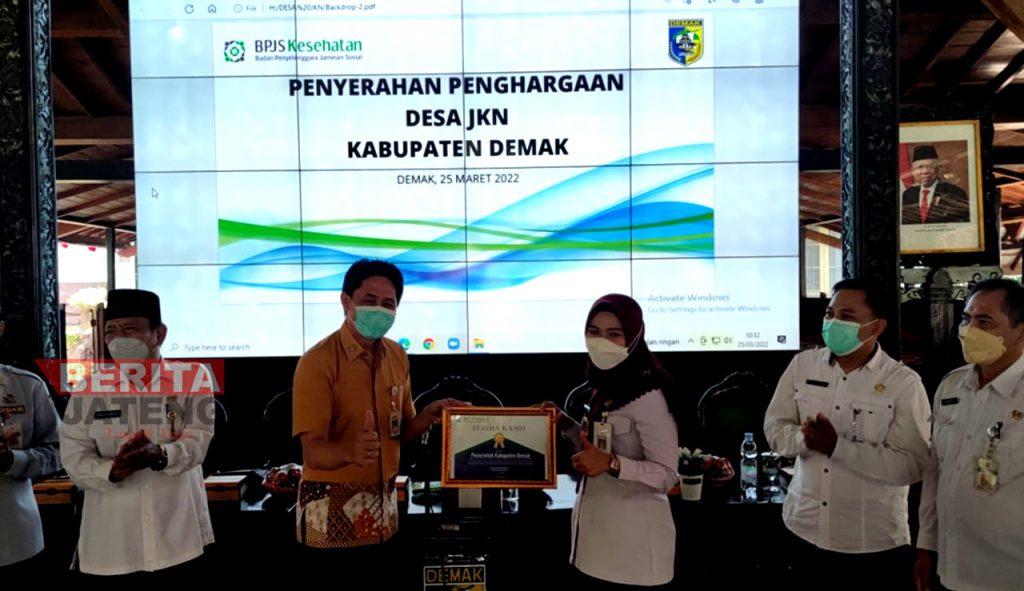 Penyerahan penghargaan desa Jaminan Kesehatan Nasional (JKN) yang dipimpin oleh Bupati Demak Eisti'anah di Pendopo Satya Bhakti Praja pada Jumat (25/3). (Istimewa)