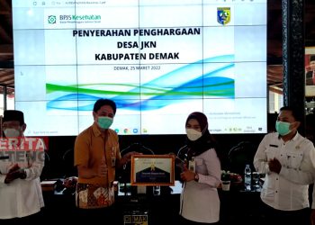 Penyerahan penghargaan desa Jaminan Kesehatan Nasional (JKN) yang dipimpin oleh Bupati Demak Eisti'anah di Pendopo Satya Bhakti Praja pada Jumat (25/3). (Istimewa)