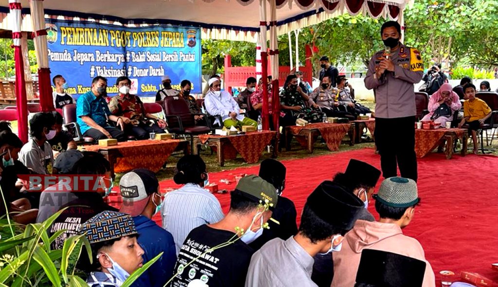 Kapolres Jepara, AKBP Warsono saat memberikan pembinaan kepada PGOT di Pantai Bandengan, Kabupaten Jepara. (MUS/Koran Lingkar)