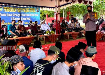 Kapolres Jepara, AKBP Warsono saat memberikan pembinaan kepada PGOT di Pantai Bandengan, Kabupaten Jepara. (MUS/Koran Lingkar)