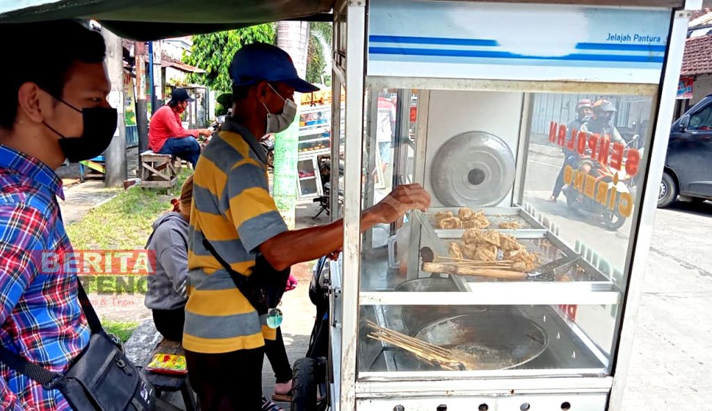 Penjual gorengan yang terdampak kenaikan harga minyak goreng. (ARF/Beritajateng.id)