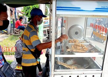 Penjual gorengan yang terdampak kenaikan harga minyak goreng. (ARF/Beritajateng.id)